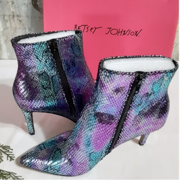 🍀2×45🍀Betsey Johnson Alba Embossed Booties - Picture 3 of 8